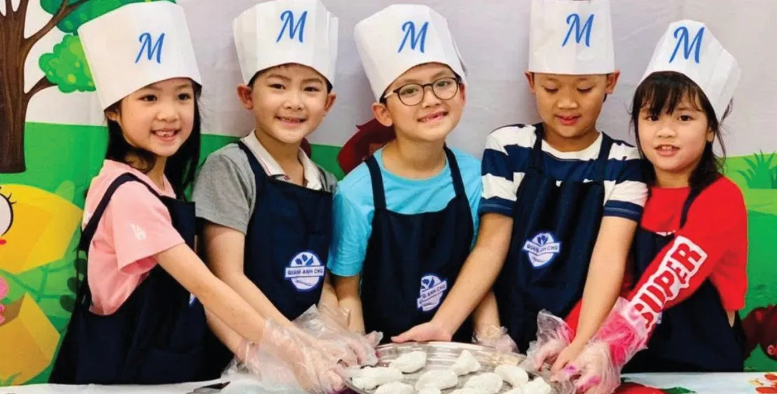 Các bé tham gia hoạt động trải nghiệm nấu ăn
