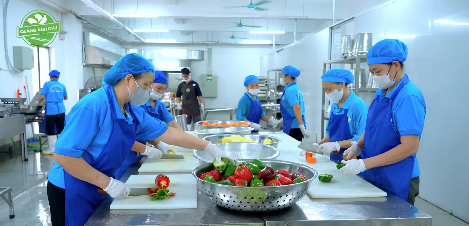 Đội ngũ bếp Quang Anh Chu sơ chế nguyên liệu